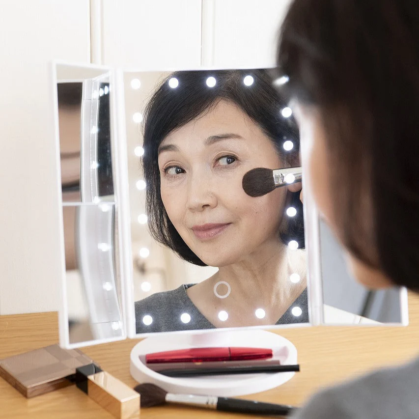 女優のような本格メイクができる!LEDライト付き三面鏡 　１色固定照明タイプ（白)　
