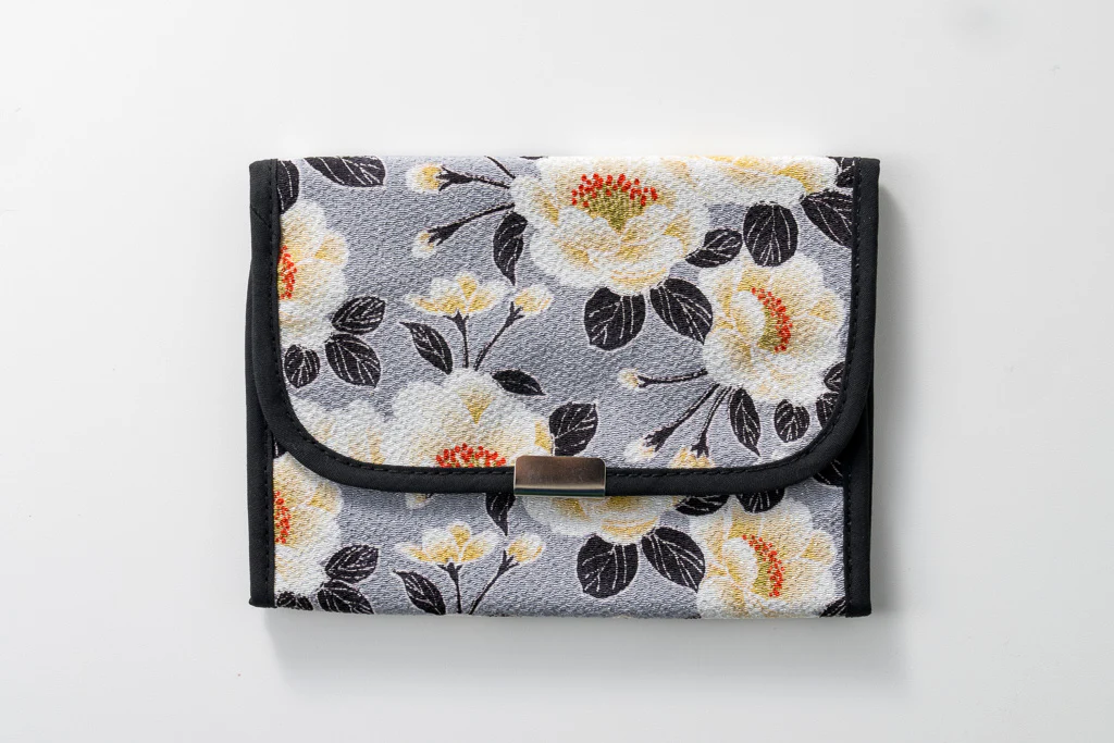 「江戸小紋の華やか柄」和KOMONO　薬入れ（八重桜 グレー）