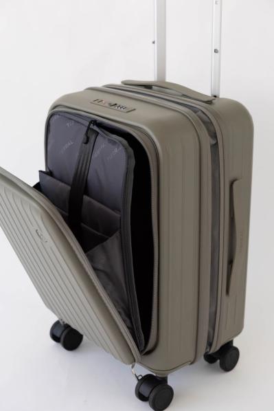 「50代からの旅行バッグはこれ！」スタイリストがすすめる【斜めがけ＆キャリーバッグ】の選び方（サムネイル画像5）