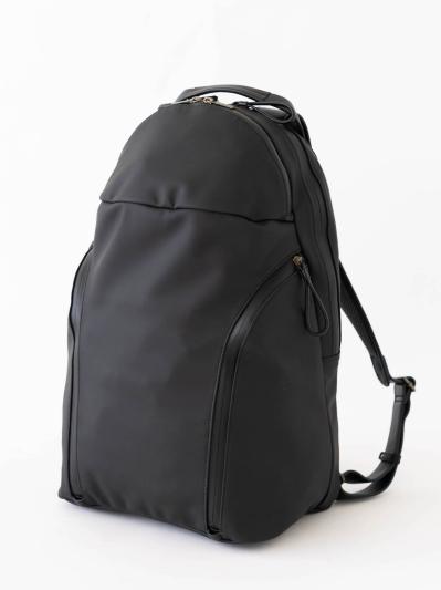 【斜めがけバッグ30選】50代の旅に必須の【斜めがけ＆リュック、キャリー、トート、ボストン】スタイリストが太鼓判を押す機能性とおしゃれ（サムネイル画像5）