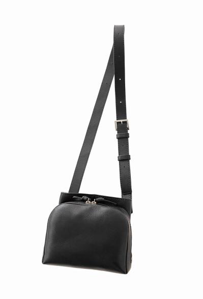 【斜めがけバッグ30選】50代の旅に必須の【斜めがけ＆リュック、キャリー、トート、ボストン】スタイリストが太鼓判を押す機能性とおしゃれ（サムネイル画像4）