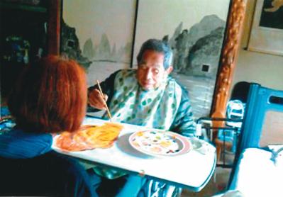 認知症の夫がシーツに…「自分が何者か」を忘れた夫を3年間介護。最期は絵筆を走らせて私の肖像画を…（サムネイル画像4）