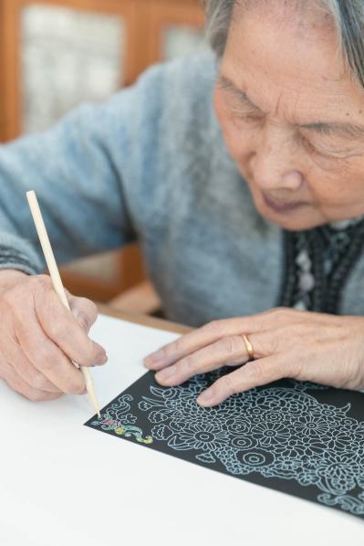 94歳の認知症の母が夢中になるスクラッチアートとは？ 介護する側のストレス発散にも（サムネイル画像6）