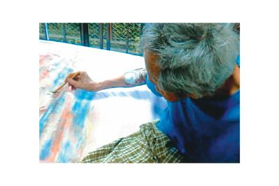 認知症の夫がシーツに…「自分が何者か」を忘れた夫を3年間介護。最期は絵筆を走らせて私の肖像画を…