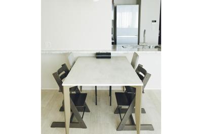 キッチンがスッキリ！「4人分の器は引き出し1つ分です」ミニマリストが実践する5つの工夫とは？