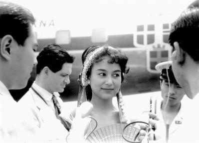 海外旅行の魅力を変えたレジェンド【兼高かおる】旅先でのワンピースファッションも！（サムネイル画像5）