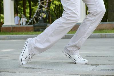 「つまずく」「よろけやすい」を解消！すねの筋肉を鍛える「ひざ上げつま先伸ばし」を解説