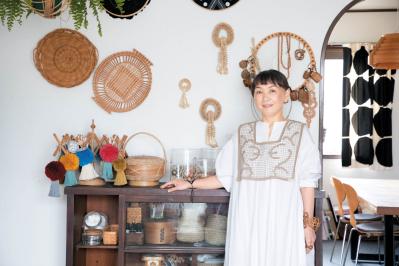 海外で楽しむおしゃれ白髪アレンジ＆お役立ちアイテム【イラストレーター・堀川波さん流】