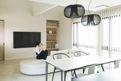 段ボール100箱分の服を手放したスタイリスト、その理由は？自己肯定感が上がる暮らし方