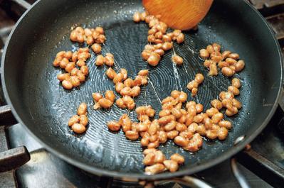 【笠原将弘さん】が教える簡単おいしい「焼きめし」2選「たこ、しば漬け焼めし」「納豆とクレソンの焼きめし」（サムネイル画像5）