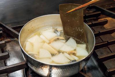 だし不要で即デキ！【笠原将弘さん】の「汁レシピ」2選「塩さばの船場汁風」「ベーコン、もやし、バターのみそ汁」（サムネイル画像5）