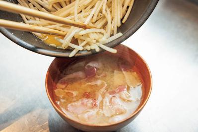 だし不要で即デキ！【笠原将弘さん】の「汁レシピ」2選「塩さばの船場汁風」「ベーコン、もやし、バターのみそ汁」（サムネイル画像7）