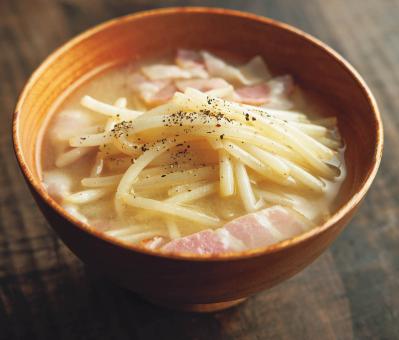 だし不要で即デキ！【笠原将弘さん】の「汁レシピ」2選「塩さばの船場汁風」「ベーコン、もやし、バターのみそ汁」（サムネイル画像6）