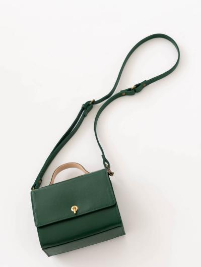 【斜めがけバッグ30選】50代の旅に必須の【斜めがけ＆リュック、キャリー、トート、ボストン】スタイリストが太鼓判を押す機能性とおしゃれ（サムネイル画像16）