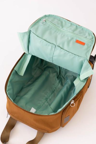 【斜めがけバッグ30選】50代の旅に必須の【斜めがけ＆リュック、キャリー、トート、ボストン】スタイリストが太鼓判を押す機能性とおしゃれ（サムネイル画像15）