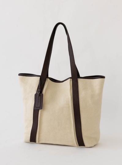 【斜めがけバッグ30選】50代の旅に必須の【斜めがけ＆リュック、キャリー、トート、ボストン】スタイリストが太鼓判を押す機能性とおしゃれ（サムネイル画像32）