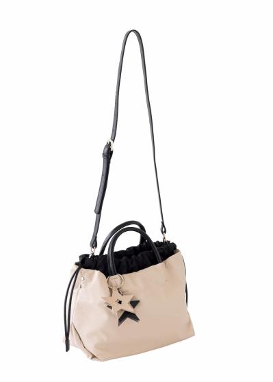 【斜めがけバッグ30選】50代の旅に必須の【斜めがけ＆リュック、キャリー、トート、ボストン】スタイリストが太鼓判を押す機能性とおしゃれ（サムネイル画像23）