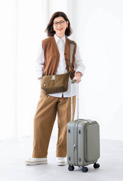 【斜めがけバッグ30選】50代の旅に必須の【斜めがけ＆リュック、キャリー、トート、ボストン】スタイリストが太鼓判を押す機能性とおしゃれ（サムネイル画像10）