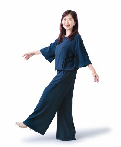 【伍代夏子さん】がウォーキングポーズを披露！無理なく歩く「足活」のコツとは？（サムネイル画像2）