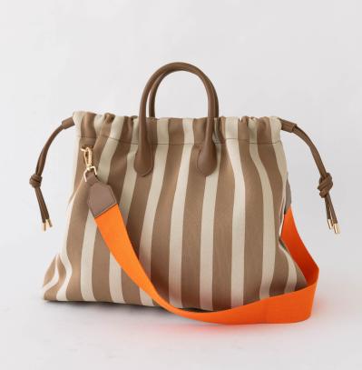 【斜めがけバッグ30選】50代の旅に必須の【斜めがけ＆リュック、キャリー、トート、ボストン】スタイリストが太鼓判を押す機能性とおしゃれ（サムネイル画像29）