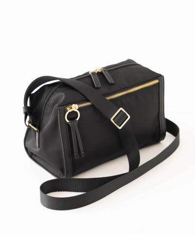 【斜めがけバッグ30選】50代の旅に必須の【斜めがけ＆リュック、キャリー、トート、ボストン】スタイリストが太鼓判を押す機能性とおしゃれ（サムネイル画像26）