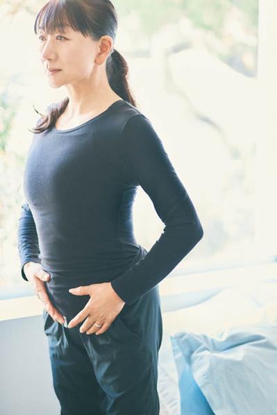 【藤原美智子さん・67歳】しなやかな体と健康をキープする朝の美容ルーティンを大公開！（サムネイル画像4）