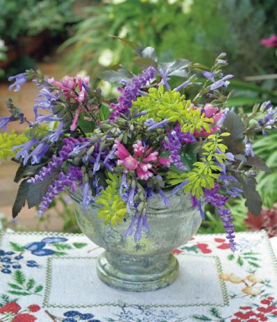 園芸家・青木純子さん直伝！ 庭で育てた草花で作る【晩秋の花のアレンジアイディア】（サムネイル画像4）