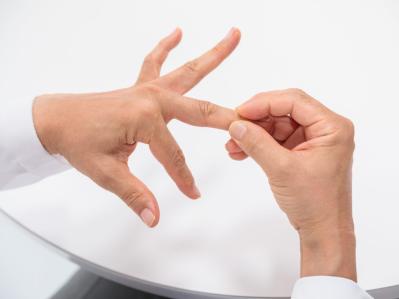 10月21日「ゲニステインパワーの日」制定記念　特別対談　今話題の40代・50代の手指の痛みに「ゲニステイン」！　手の外科専門医×専門家が語る更年期対策の最前線（サムネイル画像7）