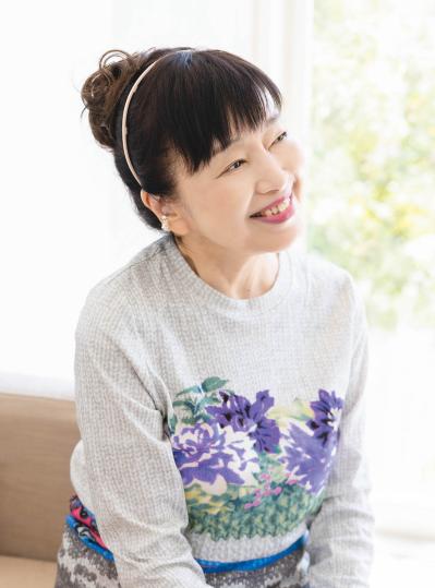 【68歳・かたせ梨乃さん】「バッグの中身」「私服ショット」を公開！ ゆる〜い散歩が続く理由に納得！（サムネイル画像6）