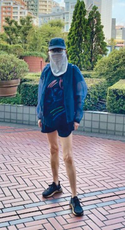 【68歳・かたせ梨乃さん】「バッグの中身」「私服ショット」を公開！ ゆる〜い散歩が続く理由に納得！（サムネイル画像4）