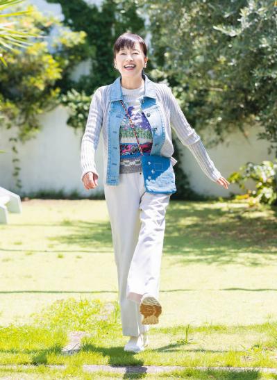 【かたせ梨乃さん】68歳とは思えぬ美ボディを保つ毎朝1時間の習慣とは？ 正しい歩き方も伝授（サムネイル画像2）