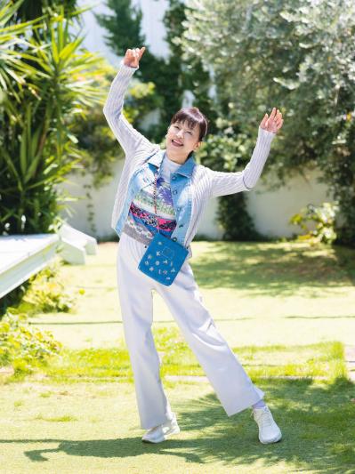 【68歳・かたせ梨乃さん】「バッグの中身」「私服ショット」を公開！ ゆる〜い散歩が続く理由に納得！（サムネイル画像5）