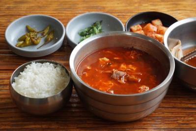 【2025最新 韓国旅行】ソウルで見つけた大人の隠れ道！老舗が並ぶ三清洞と行列必至のすいとん店へ（サムネイル画像6）