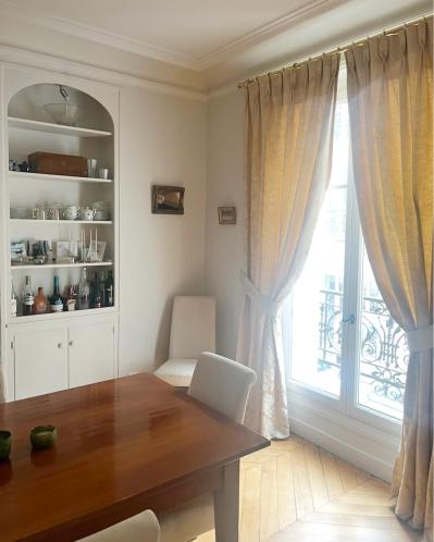 パリに25年住む50代マダムのご自宅ルームツアー！おしゃれなキッチンに採用したカラーリングは？【後編】（サムネイル画像2）