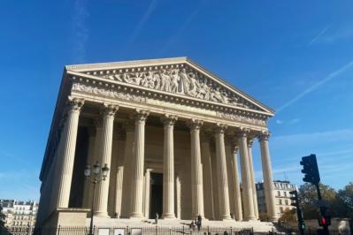 フランス・パリの築140年超のアパルトマン2LDKひとり暮らしのお宅拝見。50代マダムのセンスの良いインテリアとは？【前編】（サムネイル画像6）