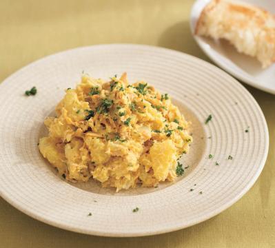 香ばしさが料理のアクセントに！【フライドオニオン】活用レシピ2選「目玉焼き丼」「ツナカレーポテトサラダ」（サムネイル画像5）