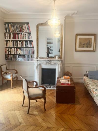 フランス・パリの築140年超のアパルトマン2LDKひとり暮らしのお宅拝見。50代マダムのセンスの良いインテリアとは？【前編】（サムネイル画像2）
