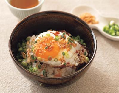 香ばしさが料理のアクセントに！【フライドオニオン】活用レシピ2選「目玉焼き丼」「ツナカレーポテトサラダ」（サムネイル画像4）