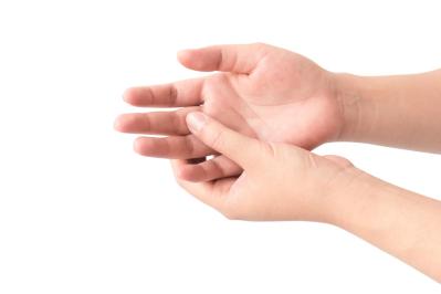 忙しい女性の指ケア。“開脚の女王”Eikoさん直伝「指マッサージ」で気持ちも前向きに！