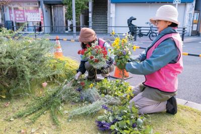 どの季節も花を楽しめる【街のボランティア花壇】剪定枝や抜いた花の再利用アイデアも公開！（サムネイル画像2）