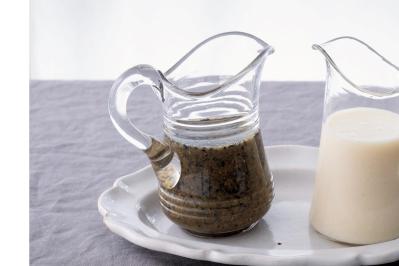 かけるだけで腸が喜ぶ！甘酒×黒ごま【発酵ドレッシング】で簡単ヘルシーサラダ