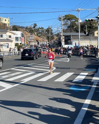 70歳から始めるおしゃれ！「真冬のお出かけはこの色で」本田葉子さん流コートとショールの使い方（サムネイル画像3）