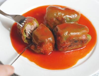 いつもの【豚バラ＆合びき肉】で1人分のおかずがあっという間！ お酒にも合うレシピ2選「ピーマン肉詰め煮」「豚肉のコールスローサラダ巻き焼き」（サムネイル画像3）