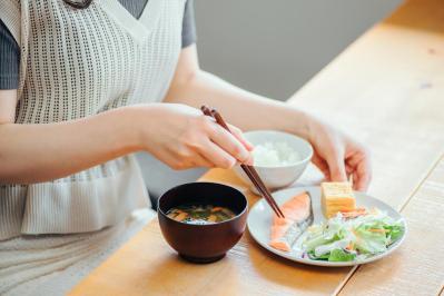 朝食を食べないと太る！？77歳医師が教える【朝メシ改革】と血糖値スパイクを防ぐ方法（サムネイル画像）