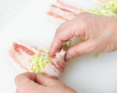 いつもの【豚バラ＆合びき肉】で1人分のおかずがあっという間！ お酒にも合うレシピ2選「ピーマン肉詰め煮」「豚肉のコールスローサラダ巻き焼き」（サムネイル画像5）