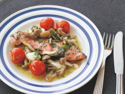 【塩鮭活用術】野菜もたっぷりとれる！おしゃれなひとりご飯「塩鮭とカリフラワーのクリーム煮」「塩鮭のアクアパッツァ風」（サムネイル画像4）