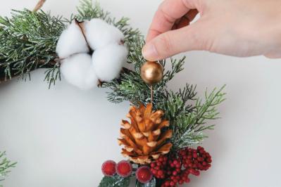 初心者でも簡単＆おしゃれにできる【クリスマスリース】市販のリース土台で手軽に（サムネイル画像8）