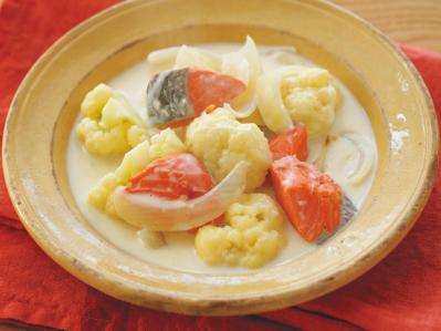 【塩鮭活用術】野菜もたっぷりとれる！おしゃれなひとりご飯「塩鮭とカリフラワーのクリーム煮」「塩鮭のアクアパッツァ風」（サムネイル画像3）