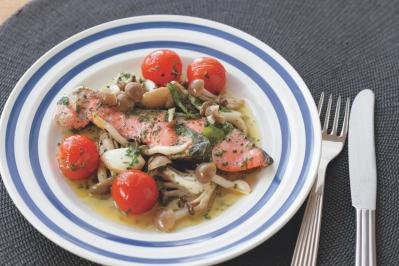 【塩鮭活用術】野菜もたっぷりとれる！おしゃれなひとりご飯「塩鮭とカリフラワーのクリーム煮」「塩鮭のアクアパッツァ風」
