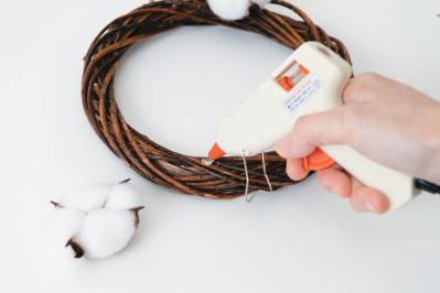 初心者でも簡単＆おしゃれにできる【クリスマスリース】市販のリース土台で手軽に（サムネイル画像5）